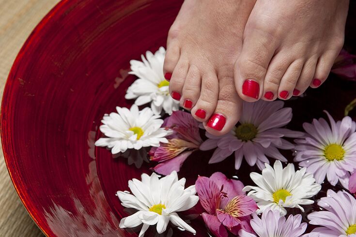 Bagno terapeutico per il fungo dell'unghia del piede a casa